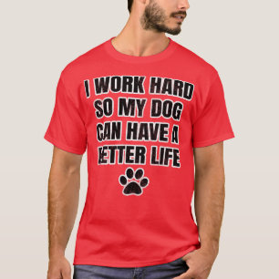 Ich arbeite hart, damit mein Hund ein besseres Leb T-Shirt