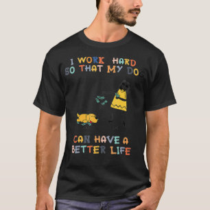 Ich arbeite hart, damit mein Hund ein besseres Leb T-Shirt