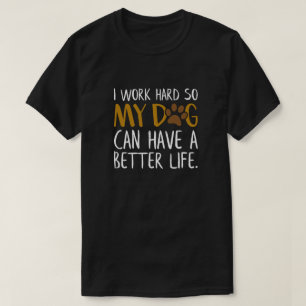 Ich arbeite hart, damit mein Hund ein besseres Leb T-Shirt