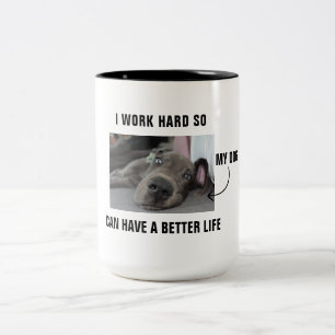 Ich arbeite hart, damit mein Hund ein besseres Leb Zweifarbige Tasse