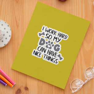 Ich arbeite hart, damit mein Hund schöne Dinge hab Aufkleber