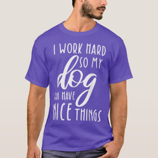 Ich arbeite hart, damit mein Hund schöne Dinge hab T-Shirt