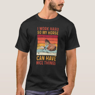 Ich arbeite hart, damit mein Pferd schöne Dinge ha T-Shirt