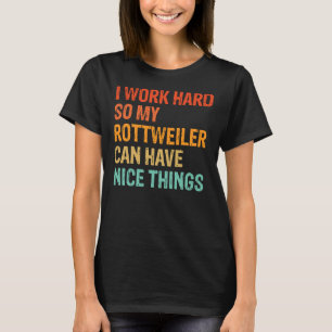 Ich arbeite hart, damit mein Rottweiler schöne Din T-Shirt