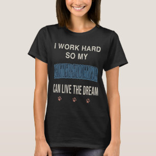 Ich arbeite hart, damit meine Britisch Kurzhaar le T-Shirt