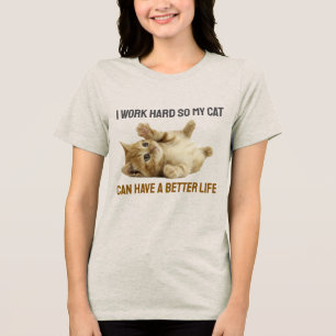Ich arbeite hart, damit meine Katze ein besseres L Tri-Blend Shirt