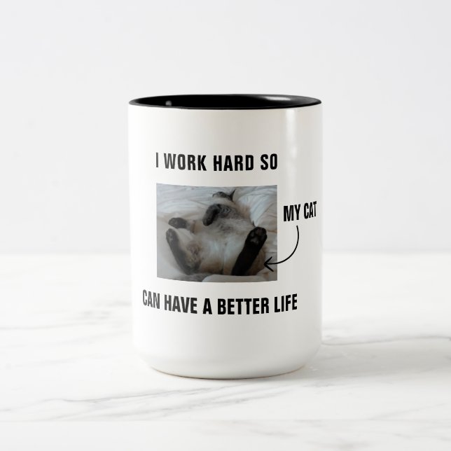 Ich arbeite hart, damit meine Katze ein besseres L Zweifarbige Tasse (Mittel)