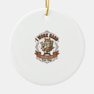 Ich arbeite hart, damit meine Katze ein Nickerchen Keramik Ornament