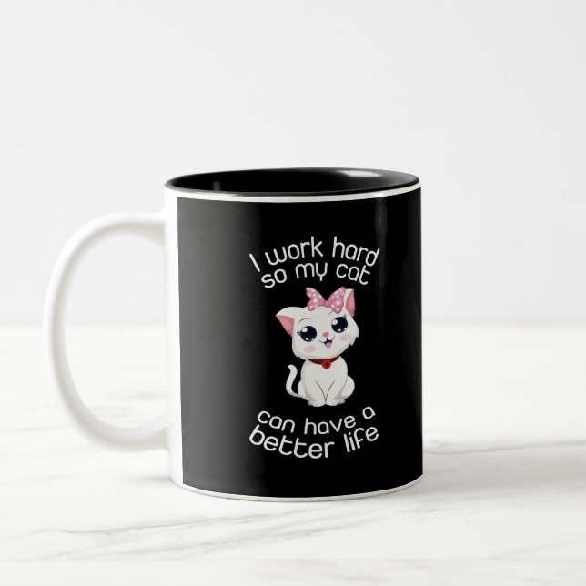 Ich arbeite hart, damit meine Katze eine bessere T Zweifarbige Tasse (Links)