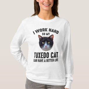 Ich arbeite hart, damit meine Tuxedo Katze ein bes T-Shirt