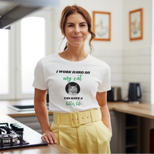 Ich arbeite hart - Foto personalisierbar T-Shirt (Von Creator hochgeladen)