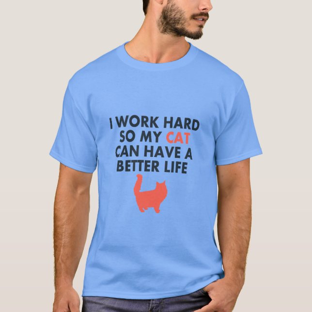Ich arbeite hart funny Cat Zitat für Katzenliebhab T-Shirt (Vorderseite)