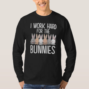 Ich arbeite hart für das Kaninchen der Bunnies-Has T-Shirt