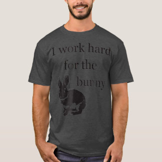 Ich arbeite hart für das    sonnige Kaninchen T-Shirt