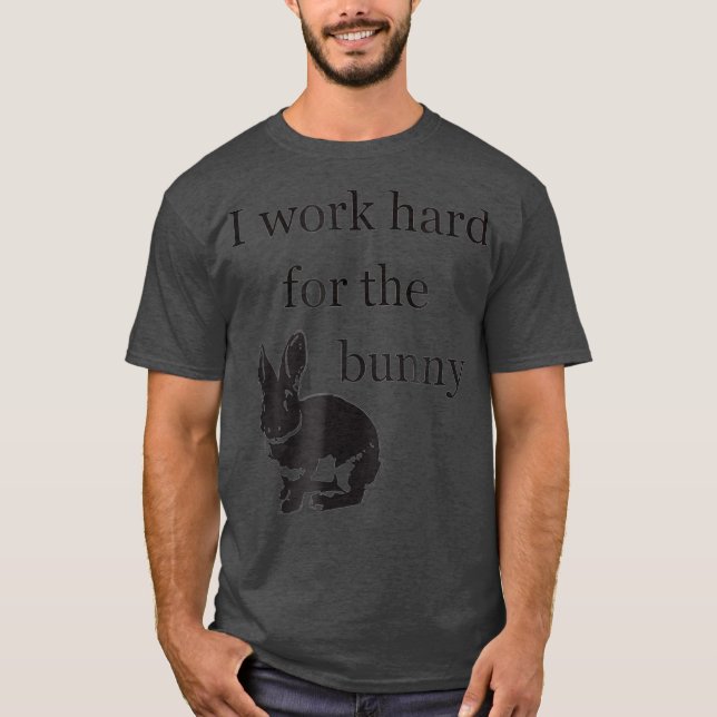 Ich arbeite hart für das    sonnige Kaninchen T-Shirt (Vorderseite)