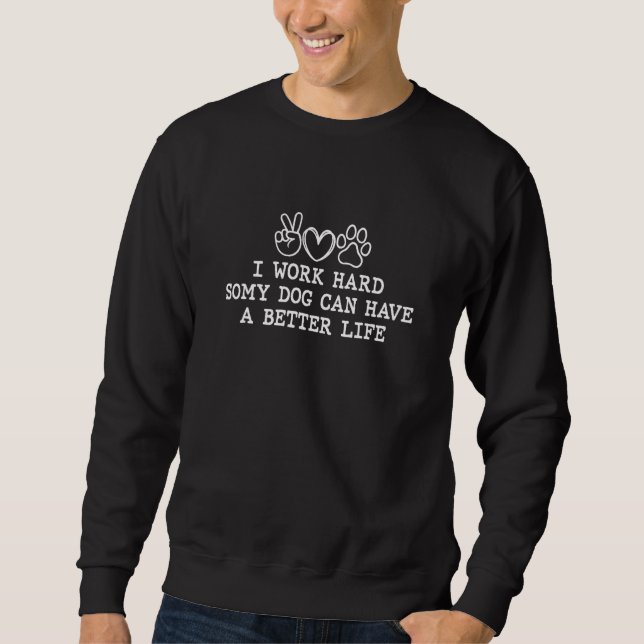 Ich arbeite hart - Hunde-Vater-Geschenk Sweatshirt (Vorderseite)