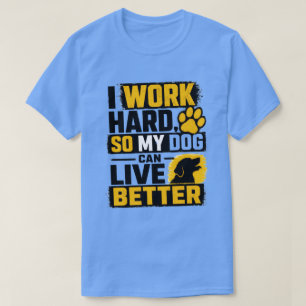 Ich arbeite hart Hundeliebhaber Zitat Design T-Shirt