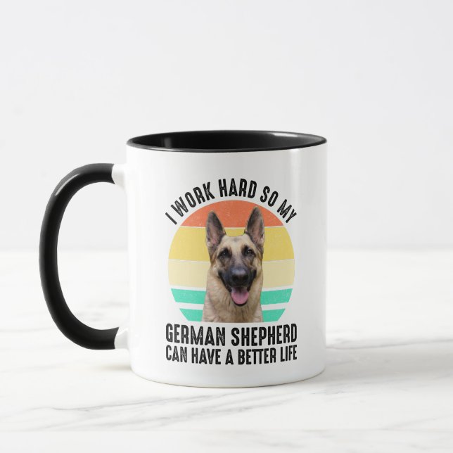 Ich arbeite hart, mein deutscher Hirte Tasse (Links)