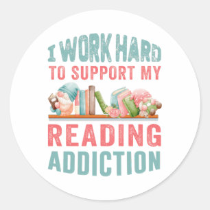 Ich arbeite hart, um meine Leserabhängigkeit zu un Runder Aufkleber