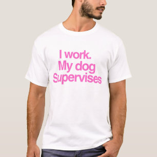 Ich arbeite, mein Hund überwacht - Lustiger Hund M T-Shirt