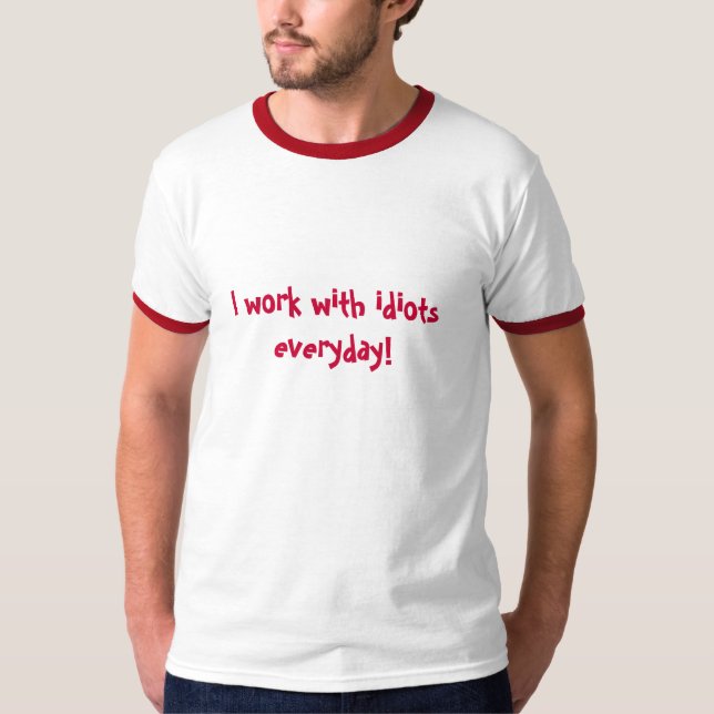 Ich arbeite mit den täglichen Idioten! T-Shirt (Vorderseite)