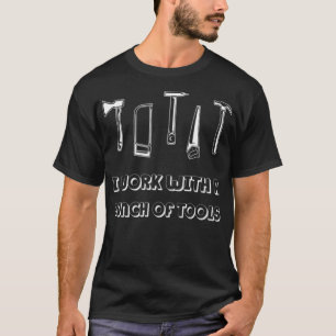 Ich arbeite mit einer Reihe von Tools lustige Sprü T-Shirt