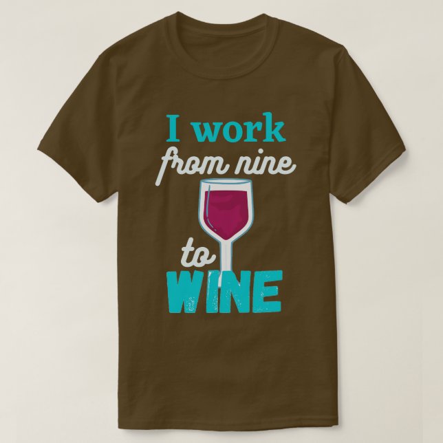 Ich arbeite von neun bis Wein T-Shirt (Design vorne)