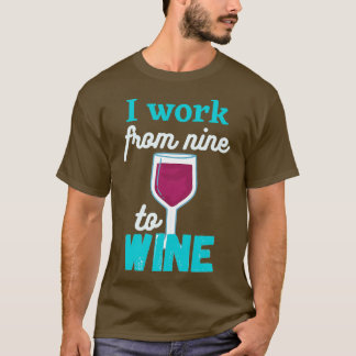 Ich arbeite von neun bis Wein T-Shirt