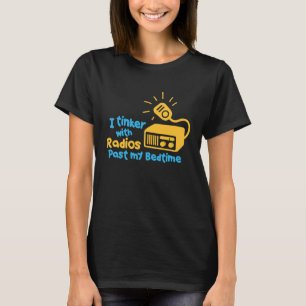 Ich bastle mit Radios, die mein Bett mit dem Radio T-Shirt