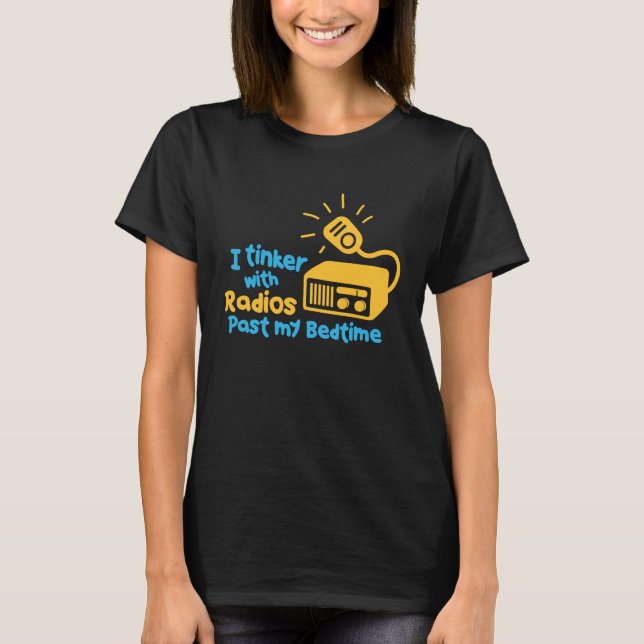 Ich bastle mit Radios, die mein Bett mit dem Radio T-Shirt (Vorderseite)
