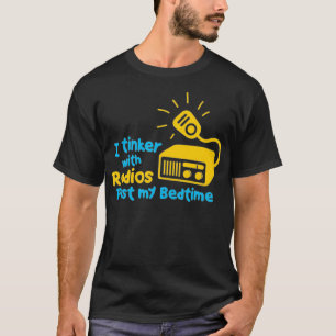 Ich bastle mit Radios, die mein Bett mit dem Radio T-Shirt