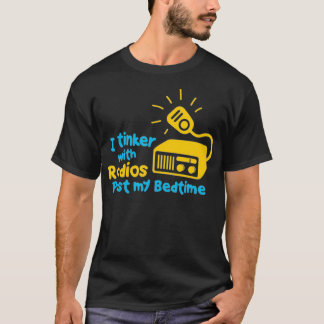 Ich bastle mit Radios, die mein Bett mit dem Radio T-Shirt
