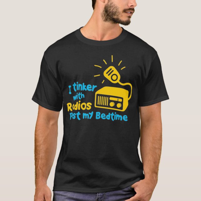 Ich bastle mit Radios, die mein Bett mit dem Radio T-Shirt (Vorderseite)