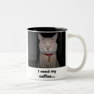 Ich benötige meinen Kaffee… Zweifarbige Tasse