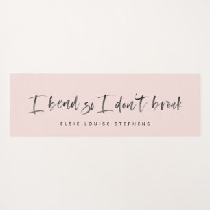 Ich beuge mich, damit ich keine Yogamattel kaputt Yogamatte