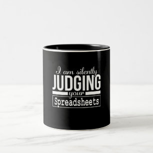 Ich beurteile deine Spreadsheets-Kostümgeschenk l Zweifarbige Tasse