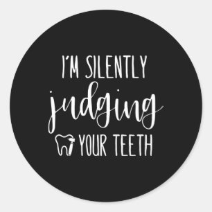 Ich beurteile stillschweigend deinen Zahnarztgehal Runder Aufkleber