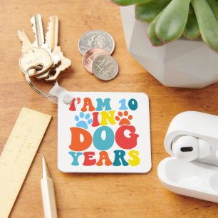 Ich bin 10 in Hunde Jahre 70. Geburtstag Groovy Hu Schlüsselanhänger