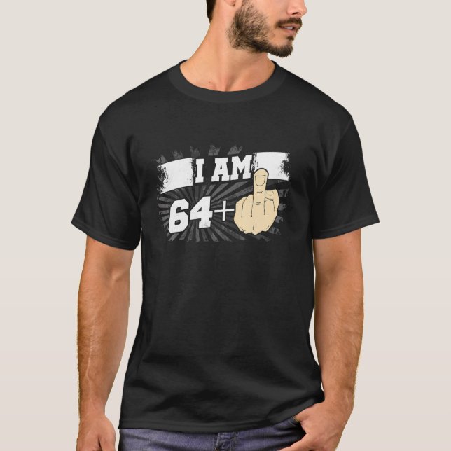 Ich bin 64 plus One Middle Finger Funny 65. Geburt T-Shirt (Vorderseite)