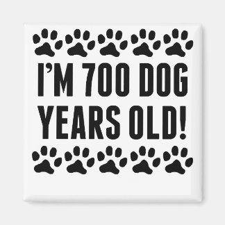 Ich bin 700 Hunde Jahre alt Magnet