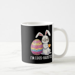 Ich bin ausgelassen Sleepy Bunny Holding eine Kaff Kaffeetasse