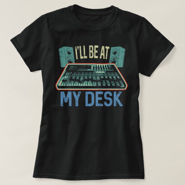 Ich bin bei meinem Desktop Studio Engineer und geb T-Shirt (Design vorne)