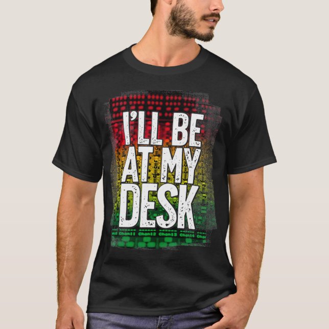 Ich bin bei meinem Schreibtisch, dem Funny Studio  T-Shirt (Vorderseite)