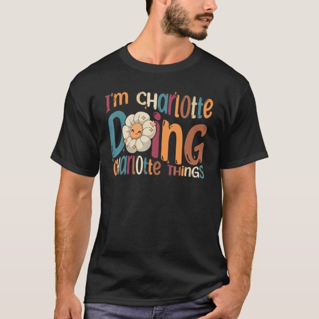 Ich bin Charlotte Doing Charlotte Things Groovy Re T-Shirt (Vorderseite)