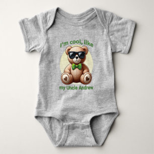 Ich bin Cooler Teddybär mit einem grünen Bow, der Baby Strampler