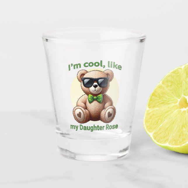 Ich bin Cooler Teddybär mit einem grünen Bow, der  Schnapsglas (Vorderseite)