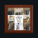 "Ich bin dankbar, dich meinen Vater zu nennen" Fot Erinnerungskiste<br><div class="desc">Zeigen Sie Ihrem Vater, wie sehr er geliebt und geschätzt ist mit dieser wunderbar personalisierten Foto Keepsake Box. Mit der herzlichen Botschaft "Ich bin dankbar, dich meinen Vater zu nennen", umgeben von Räumen, um deine Fotos zu zeigen, bietet diese Holzkiste einen besonderen Ort, um Erinnerungen und Schätze zu speichern. Passen...</div>