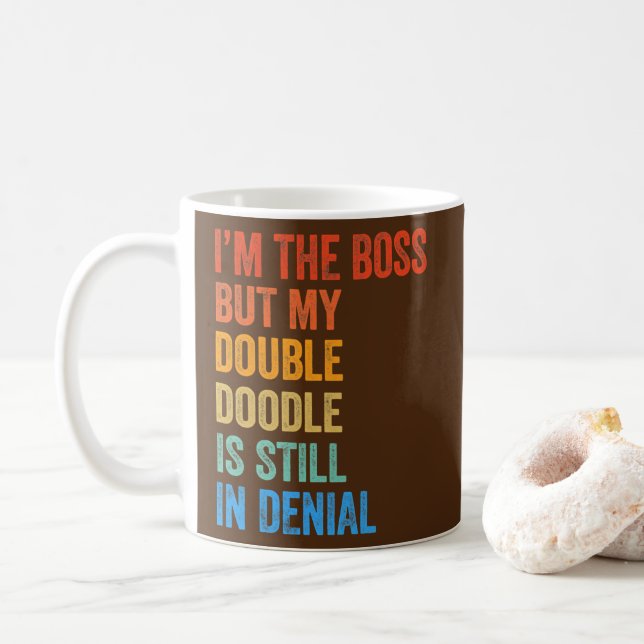 Ich bin der Boss, aber mein Doppeldoodle ist noch  Kaffeetasse (Mit Donut)