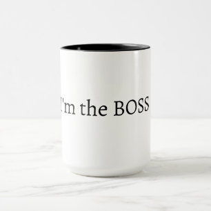 "Ich bin der CHEF" Minimalistische Schwarz-Weiß-K Tasse