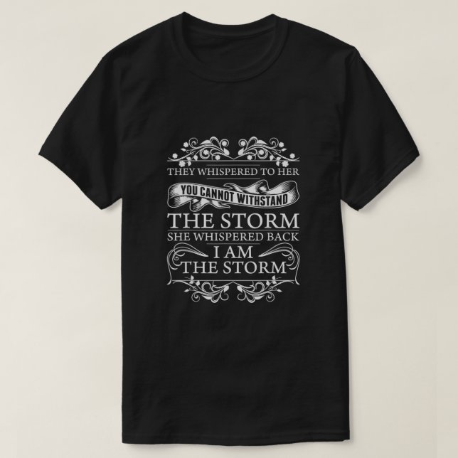 Ich bin der Sturm, den sie zurückflüstert hat  T-Shirt (Design vorne)
